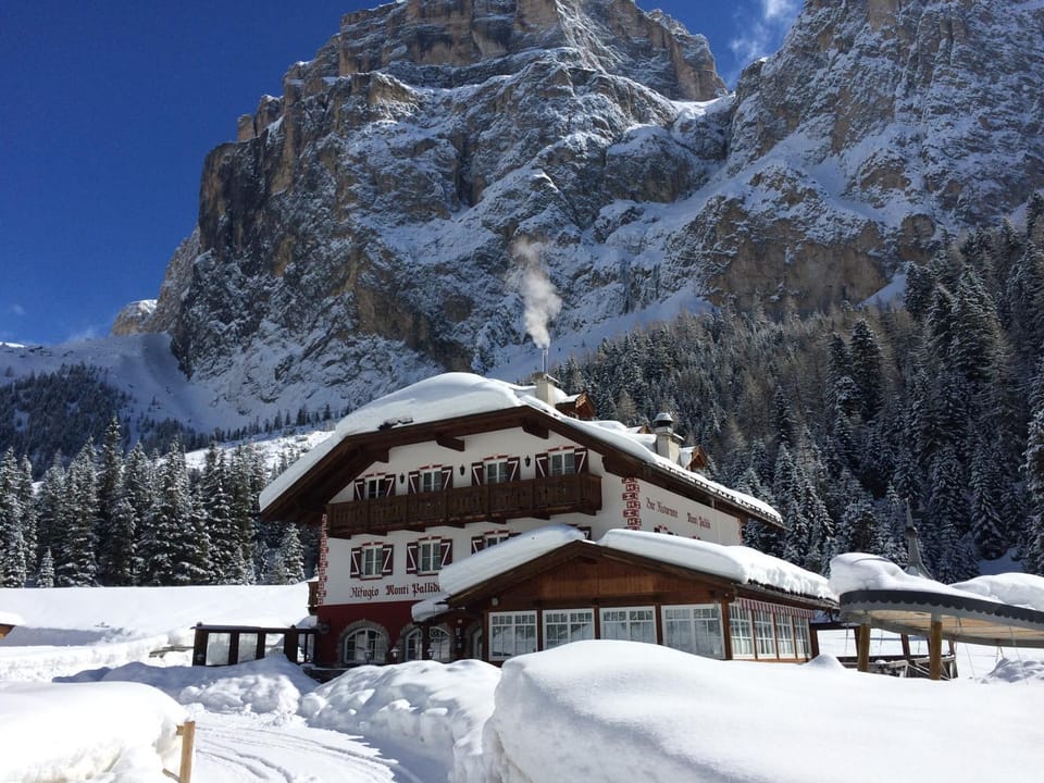 Property building, Facade/entrance, Day, Natural landscape, Winter, Mountain view
