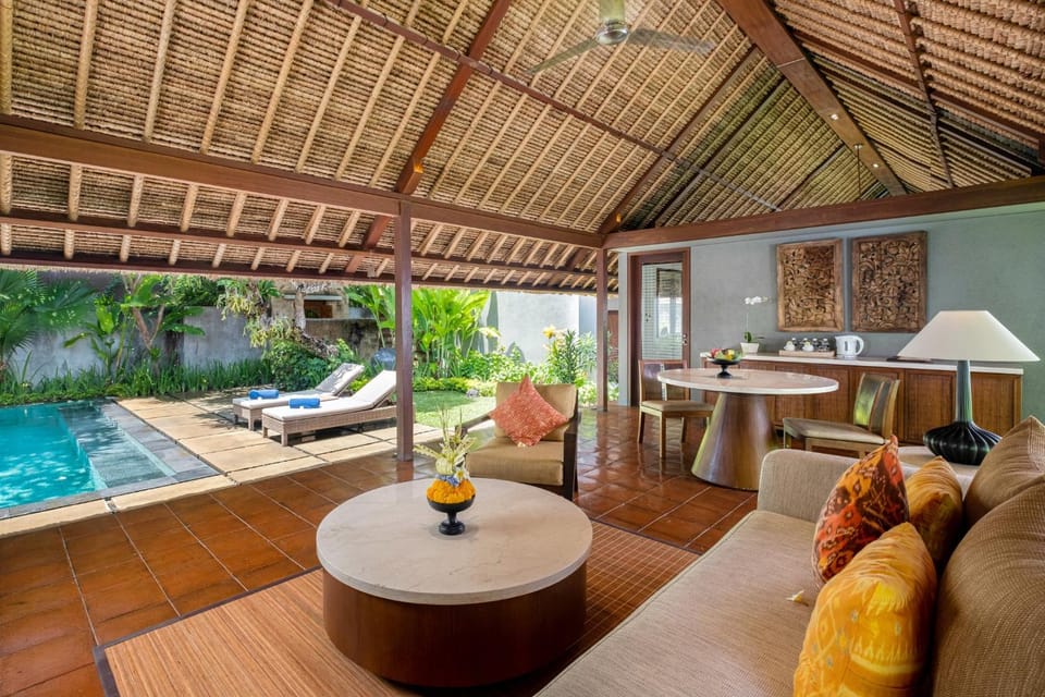 Garden, Living room, Seating area, Dining area, Pool view, Swimming pool, sunbed