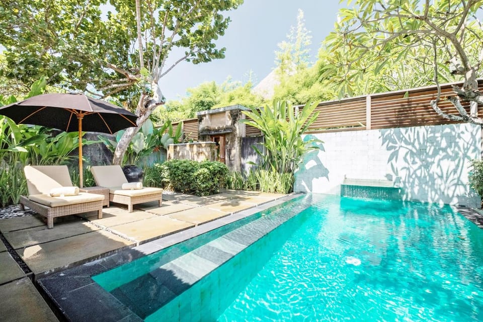 Property building, Patio, Spring, Day, Natural landscape, Garden, Garden view, Pool view, Swimming pool, sunbed