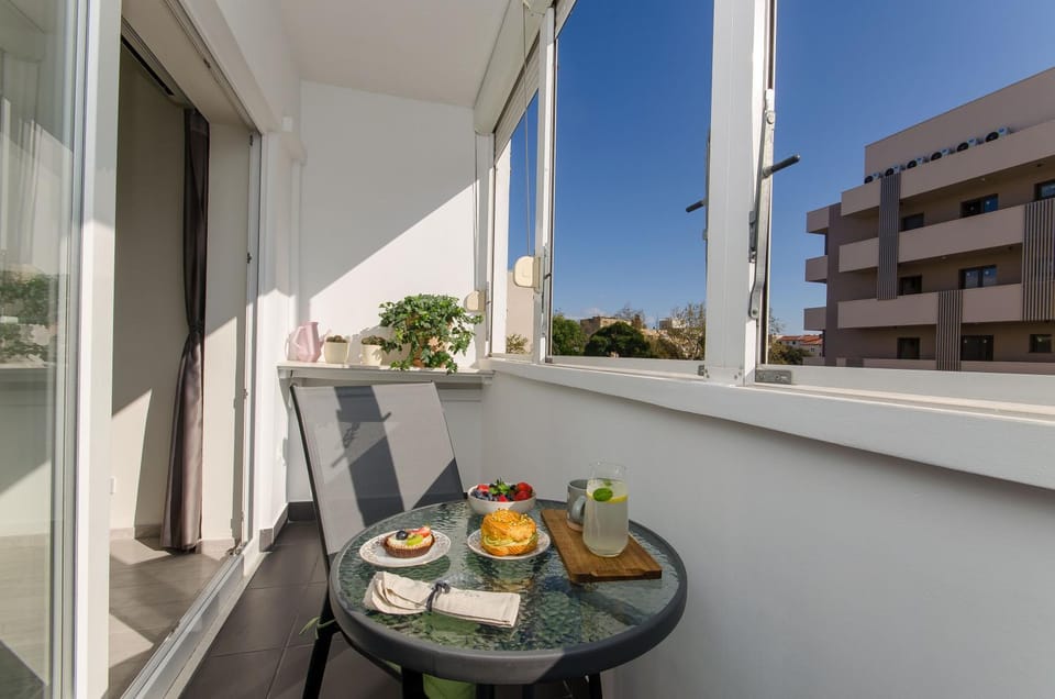 View (from property/room), Balcony/Terrace, Dining area, City view, Drinks