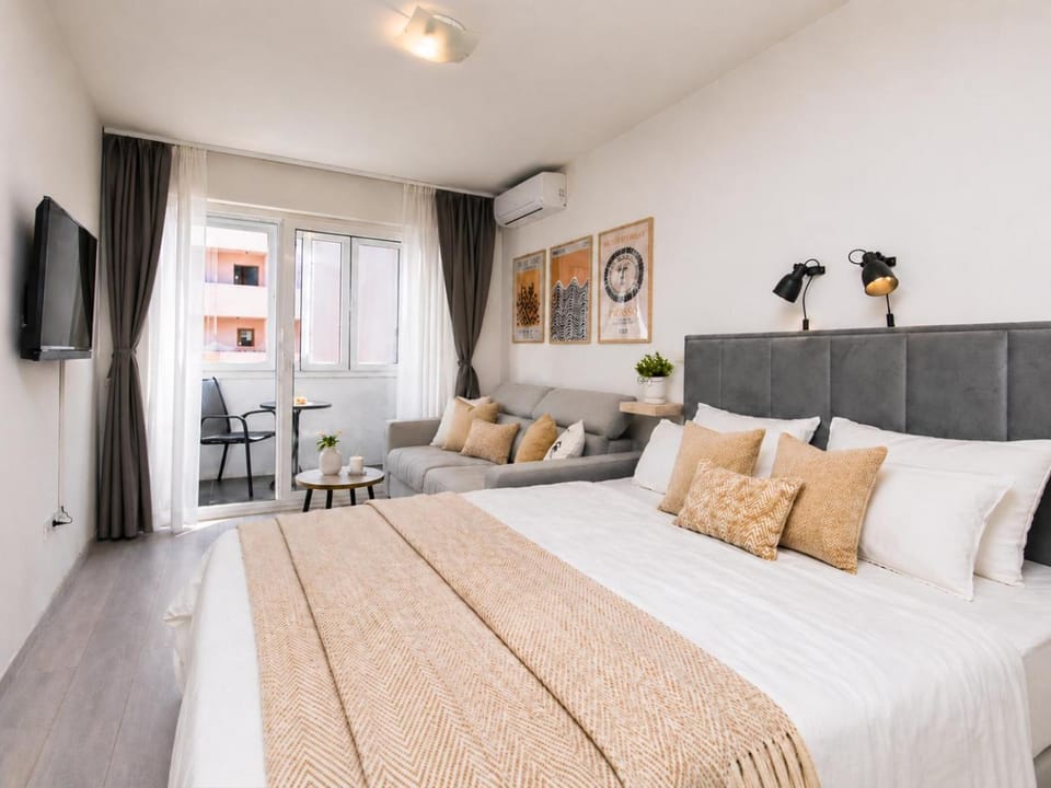 Bed, TV and multimedia, Photo of the whole room, Seating area, Bedroom