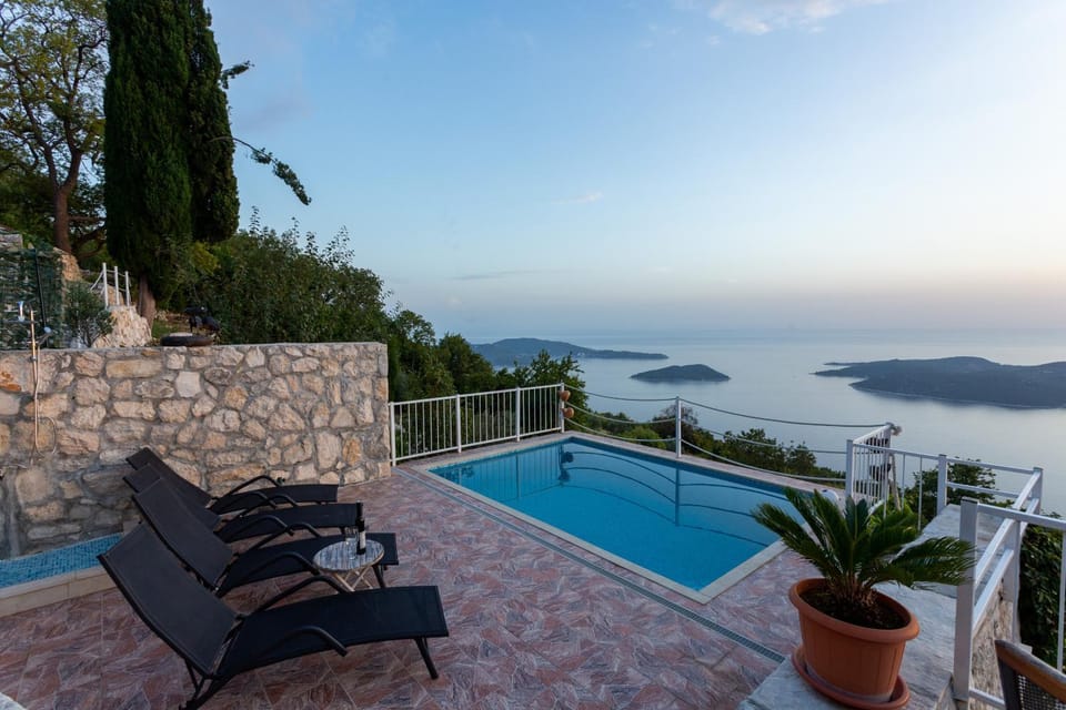 Natural landscape, View (from property/room), Balcony/Terrace, Swimming pool, sunbed