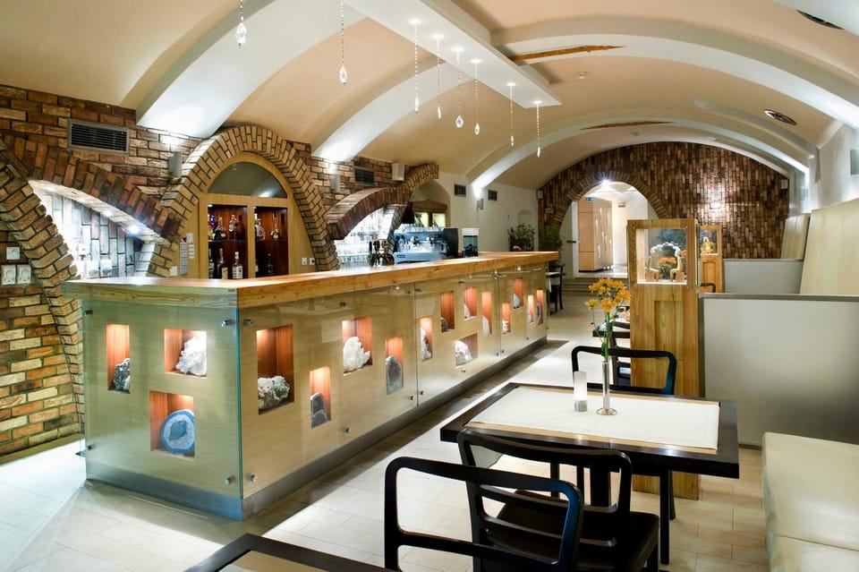 Restaurant/places to eat, Banquet/Function facilities, Meals, Lunch, Dinner, Drinks, Alcoholic drinks