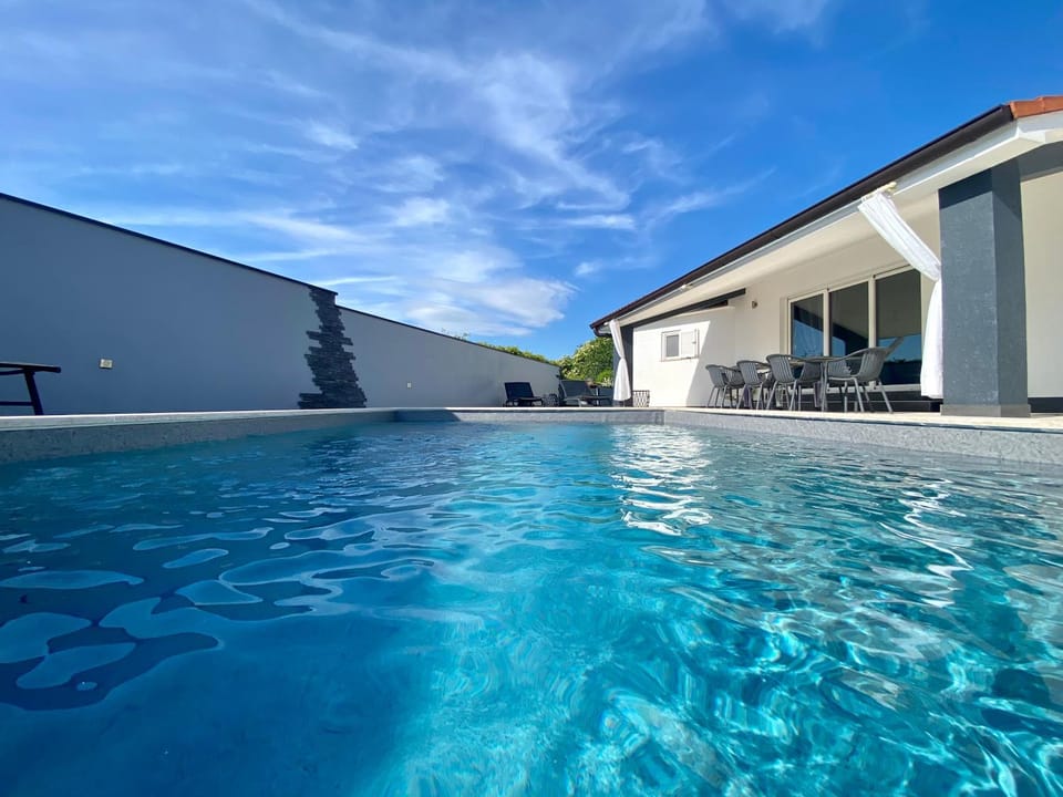 Day, Pool view, Swimming pool, sunbed