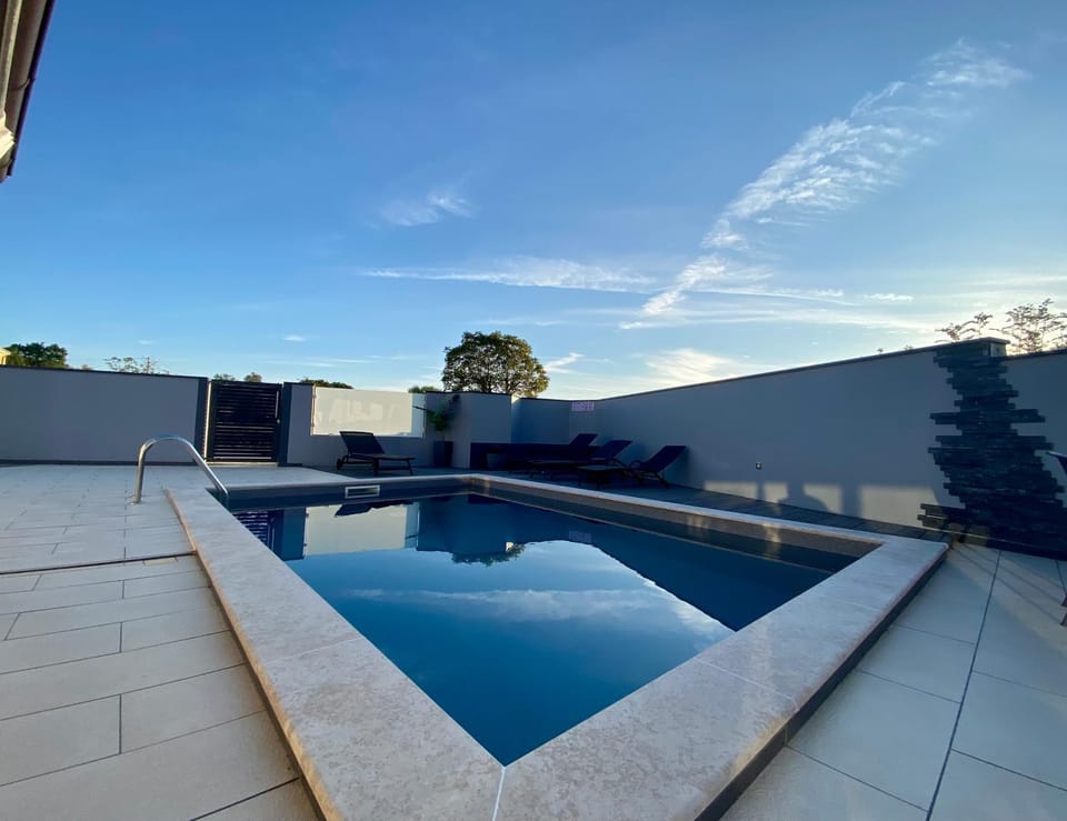 Pool view, Swimming pool, sunbed