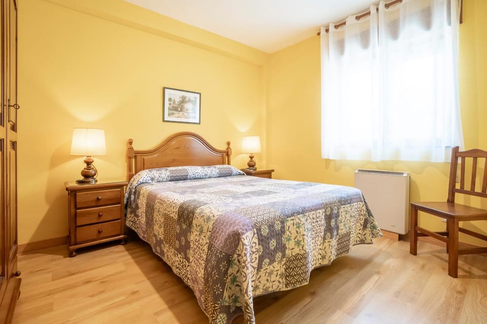 Photo of the whole room, Bedroom