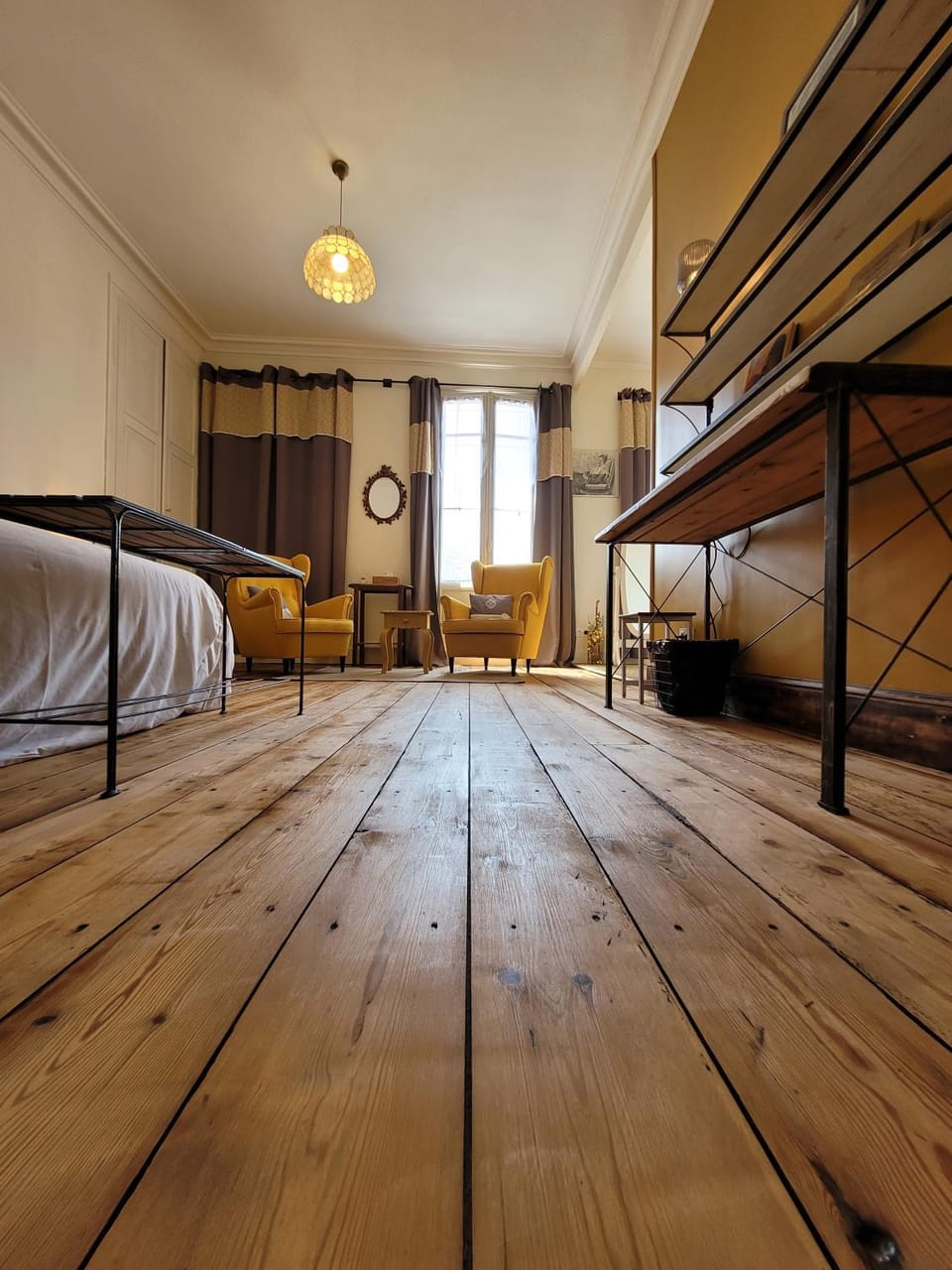 Bed, Living room, Photo of the whole room, Seating area, Bedroom