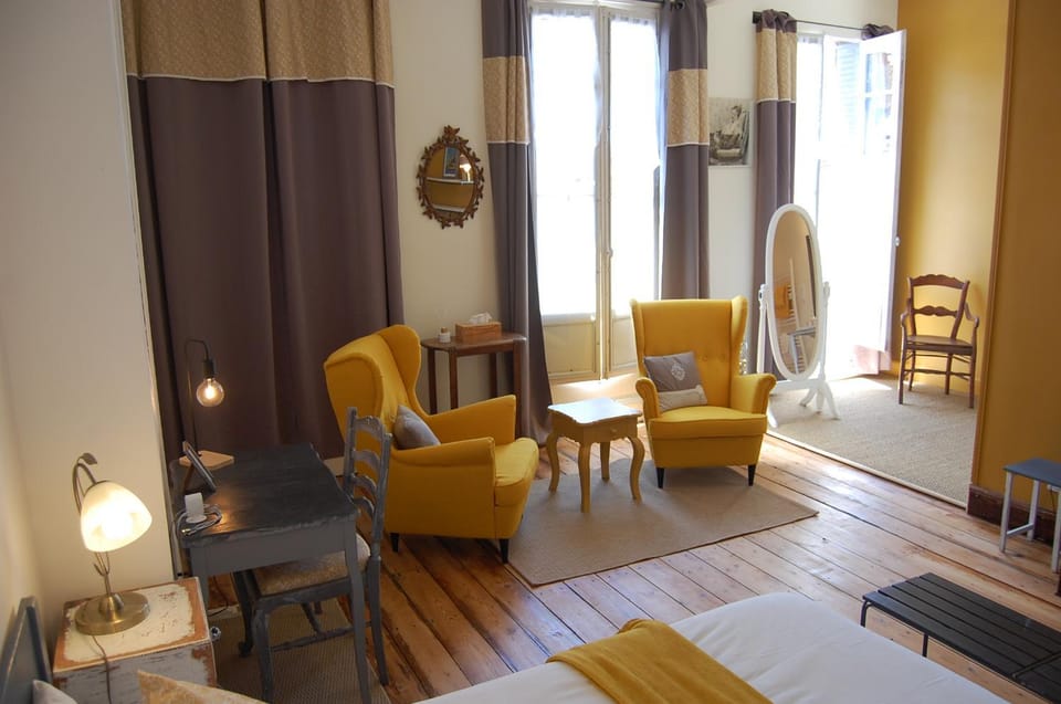 Living room, Photo of the whole room, Seating area, Bedroom
