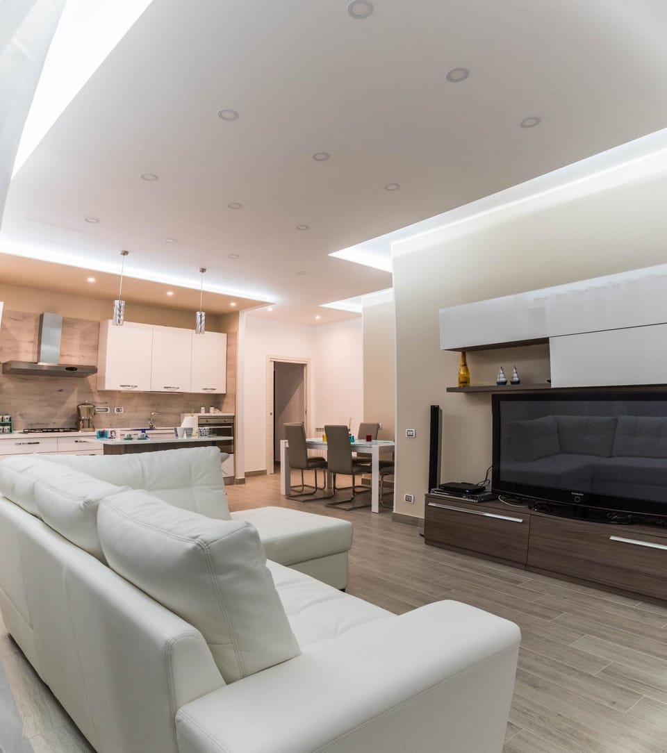 Communal lounge/ TV room, Lobby or reception, Lounge or bar, Evening entertainment, Communal kitchen, Entertainment