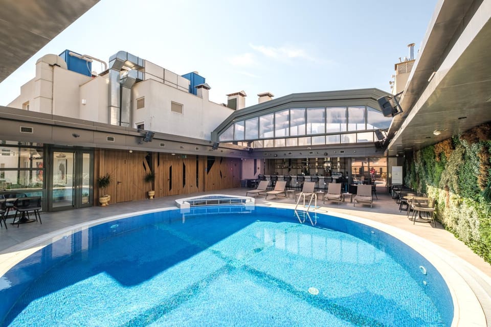 Swimming pool, sunbed