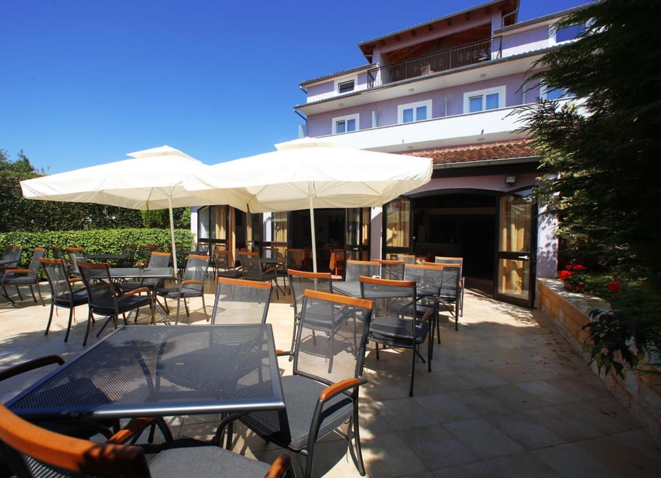 Restaurant/places to eat, Balcony/Terrace, Food and drinks