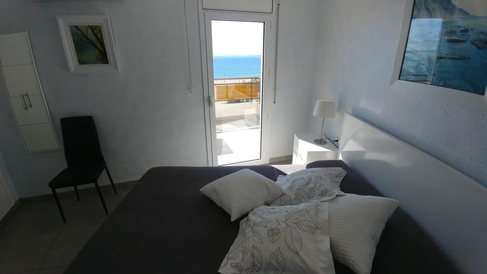 Photo of the whole room, Bedroom, Sea view