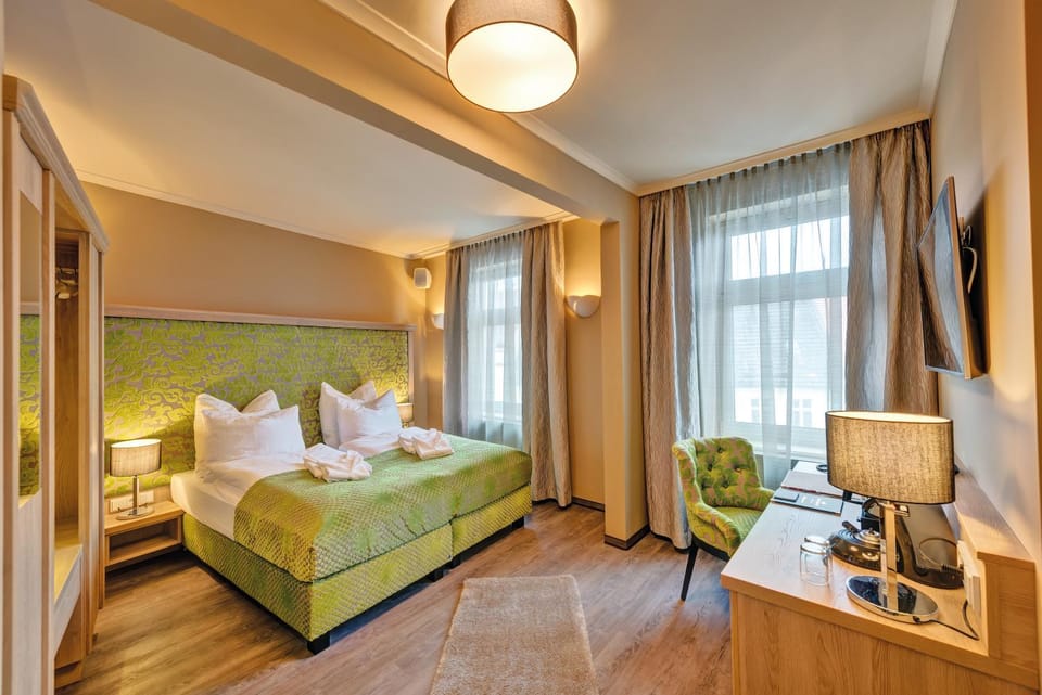 Bed, TV and multimedia, Photo of the whole room, hair dresser