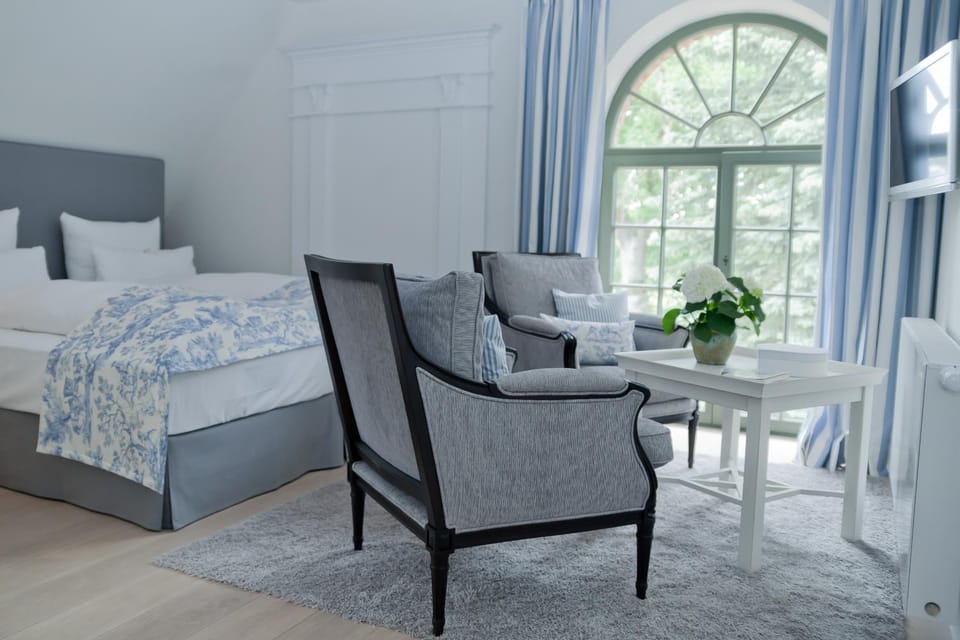 Bed, TV and multimedia, Living room, Photo of the whole room, Seating area, Bedroom