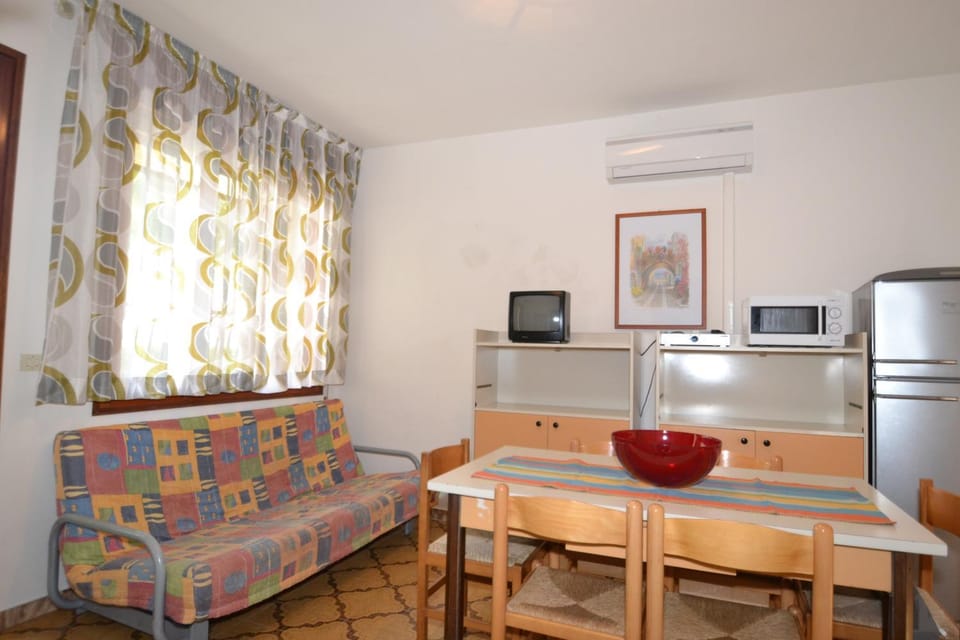 TV and multimedia, Kitchen or kitchenette, Dining area, microwave, kitchen, air conditioner