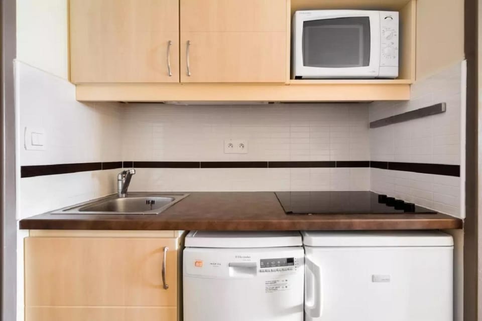 Kitchen or kitchenette, minibar, stove