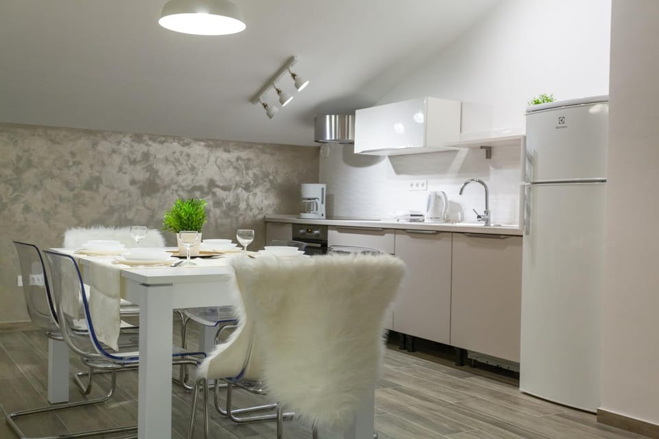 Kitchen or kitchenette, Dining area