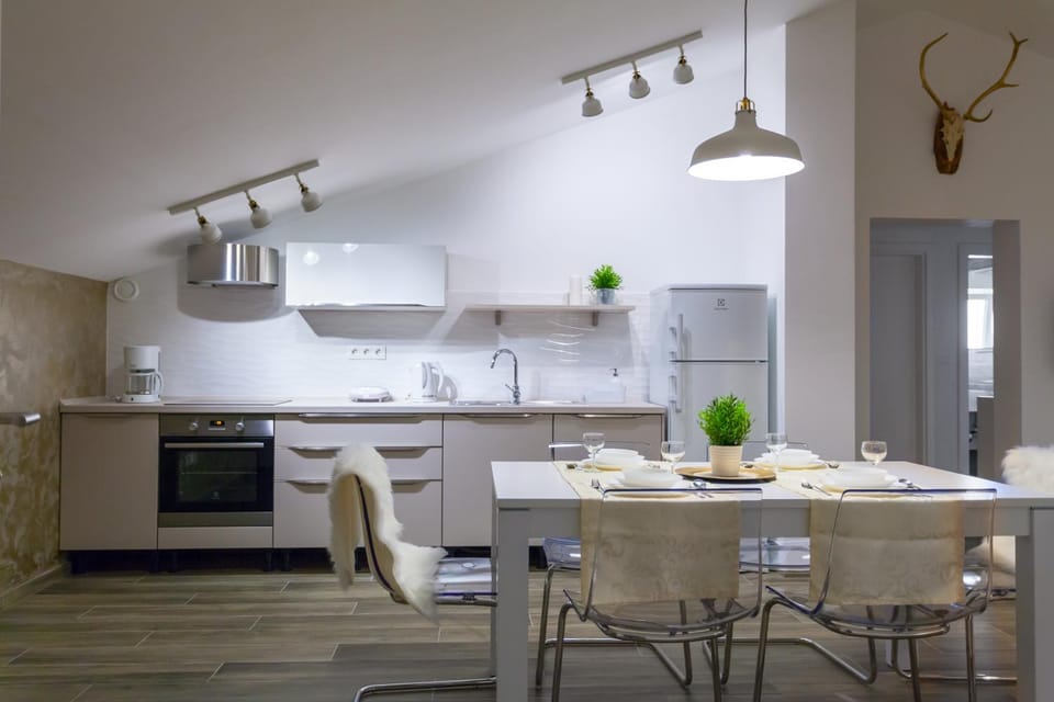 Kitchen or kitchenette, Dining area