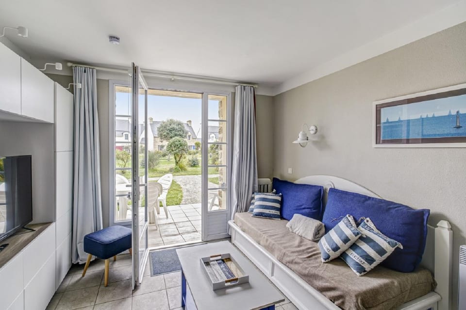 Bed, Living room