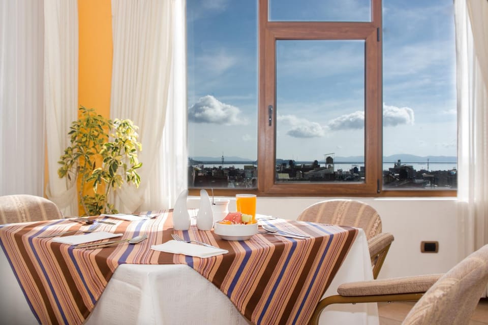Restaurant/places to eat, Other, Dining area, Lake view, Breakfast