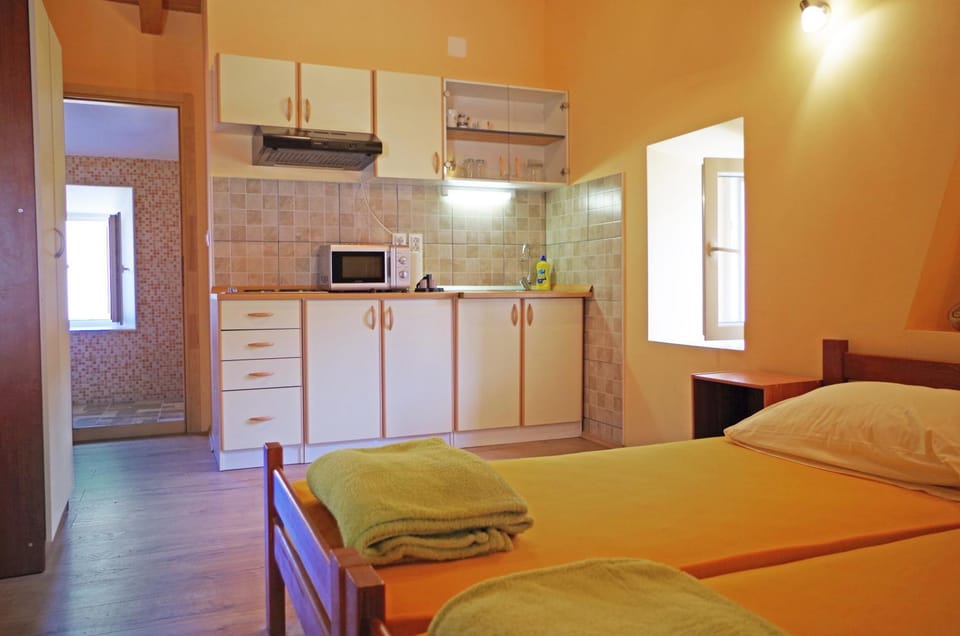 Bed, Communal kitchen, On site