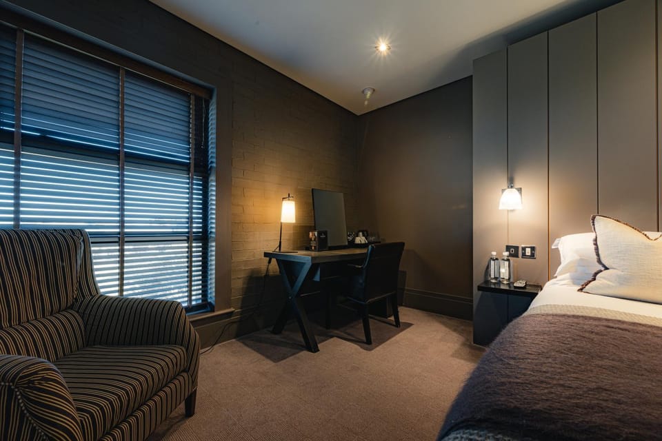 Seating area, Dining area, Bedroom