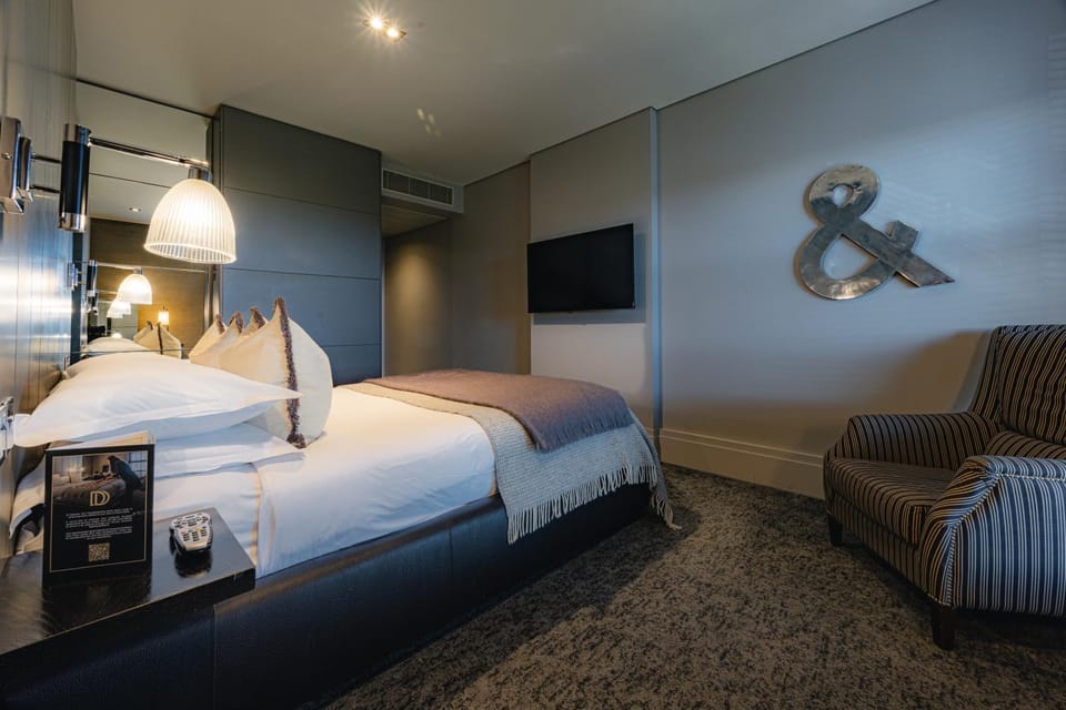 Bed, TV and multimedia, Bedroom