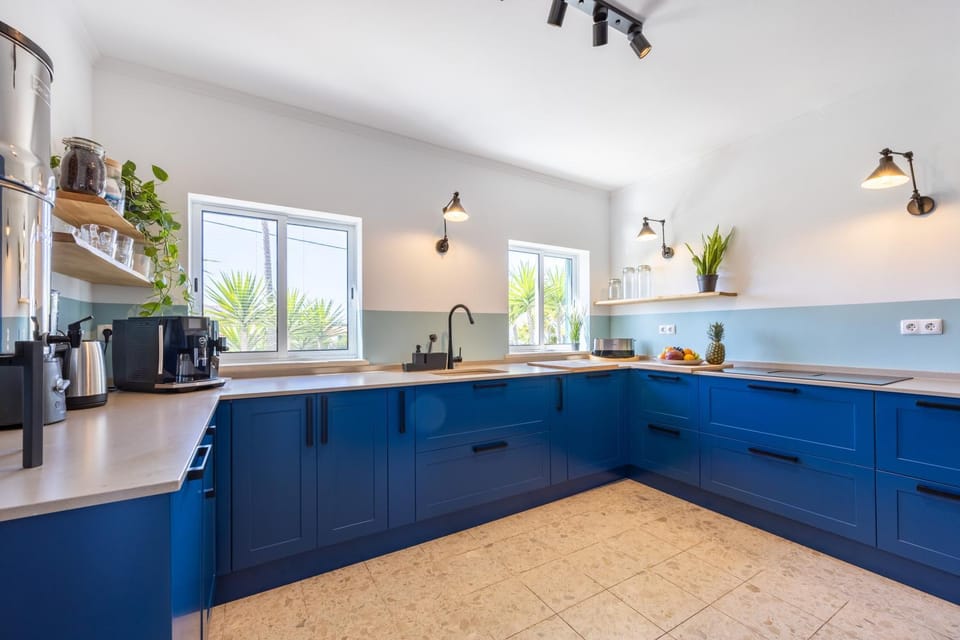 Coffee/tea facilities, Kitchen or kitchenette, dishwasher, stove, toaster