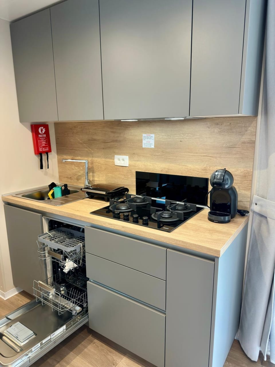 Kitchen or kitchenette, dishwasher, stove
