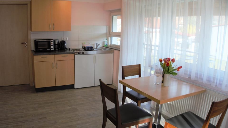 Kitchen or kitchenette, Dining area