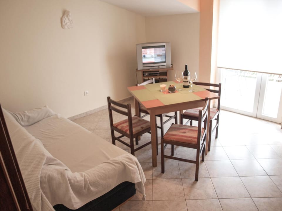 Spring, Day, TV and multimedia, Living room, Dining area, On site