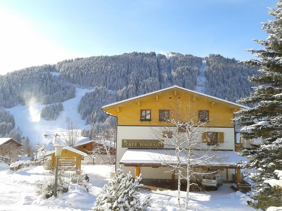 Facade/entrance, Bird's eye view