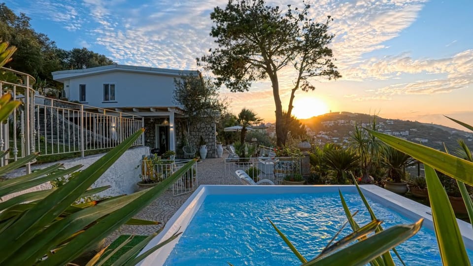 Property building, Natural landscape, Hot Tub, Pool view, Swimming pool, Sunrise