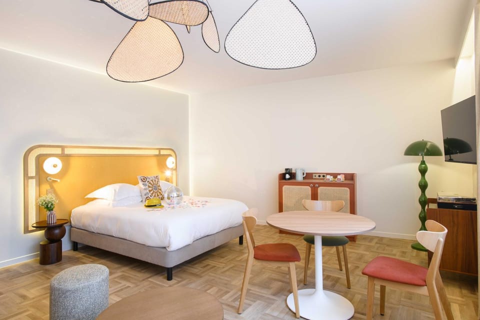 Photo of the whole room, Bedroom