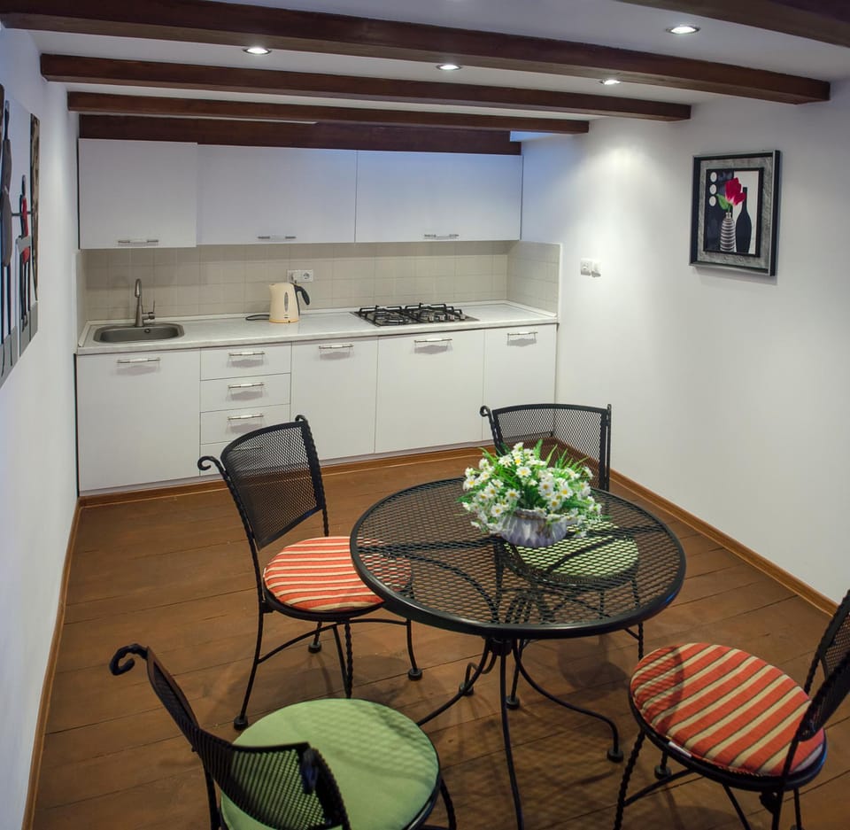 Kitchen or kitchenette, Dining area
