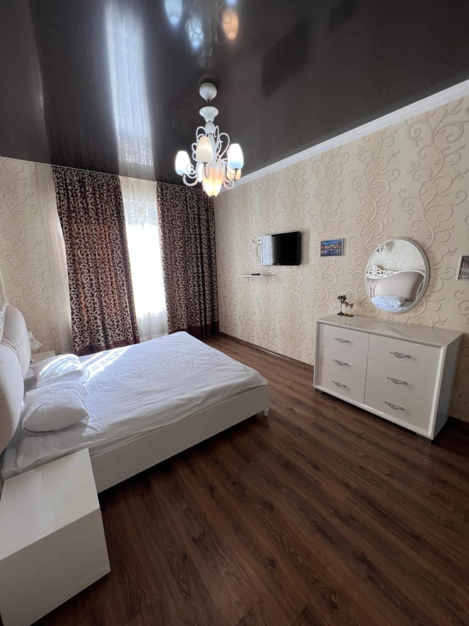 Bed, TV and multimedia, Bedroom