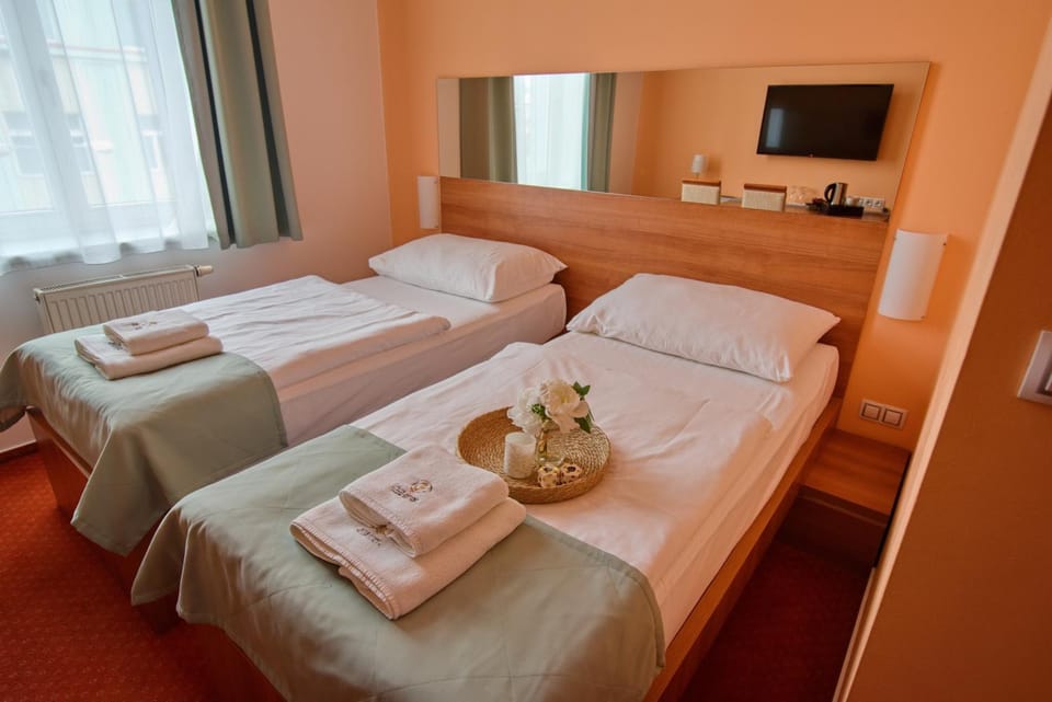 Bed, towels