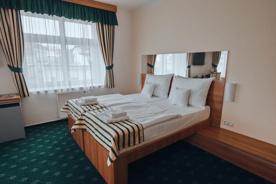 Bed, Photo of the whole room, towels