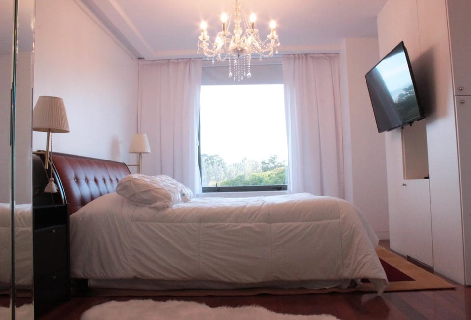 Bed, TV and multimedia, Bedroom
