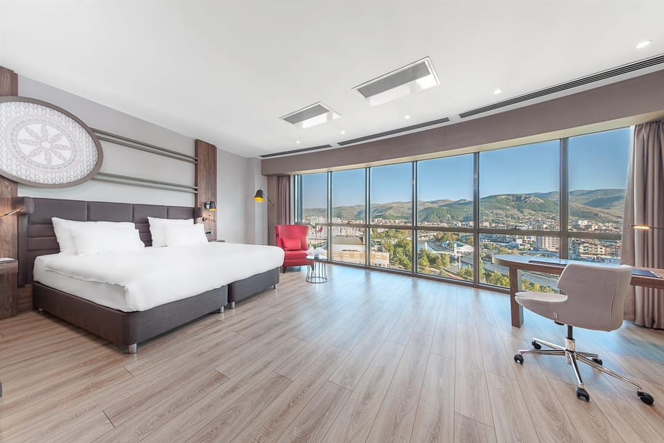 Photo of the whole room, City view