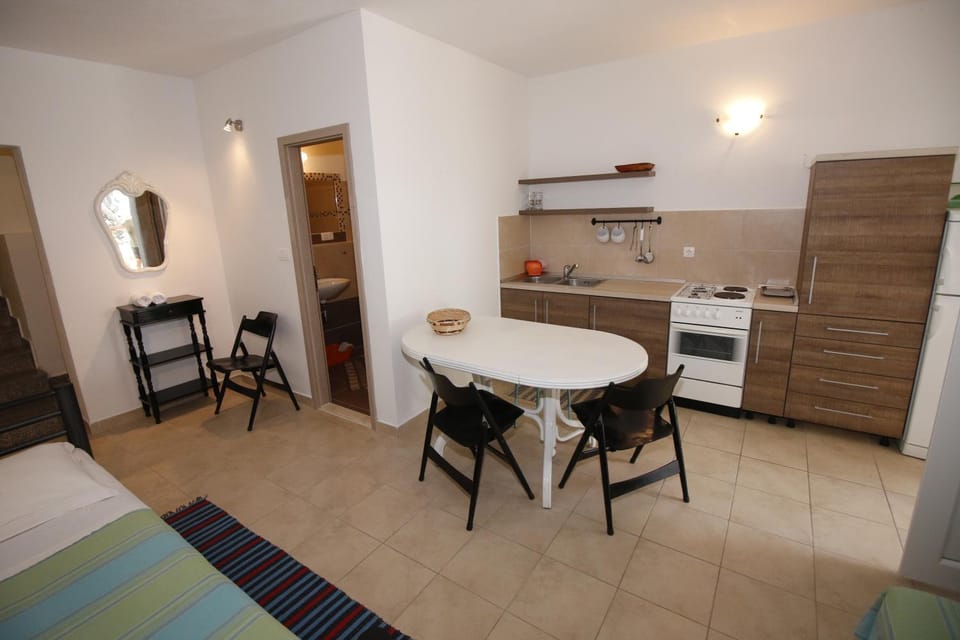 Kitchen or kitchenette, Living room, Seating area, Dining area