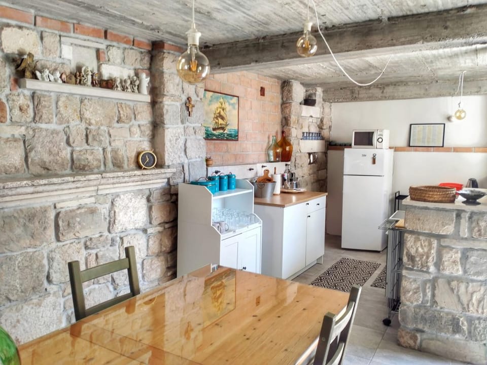 Kitchen or kitchenette, Dining area