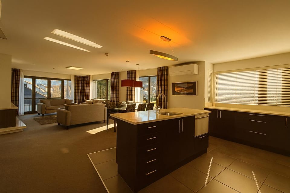 Kitchen or kitchenette, Living room, Seating area, Dining area