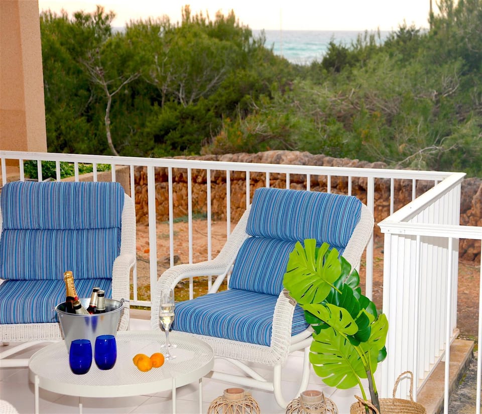 Natural landscape, View (from property/room), Balcony/Terrace, Dining area, Garden view, Sea view, Quiet street view