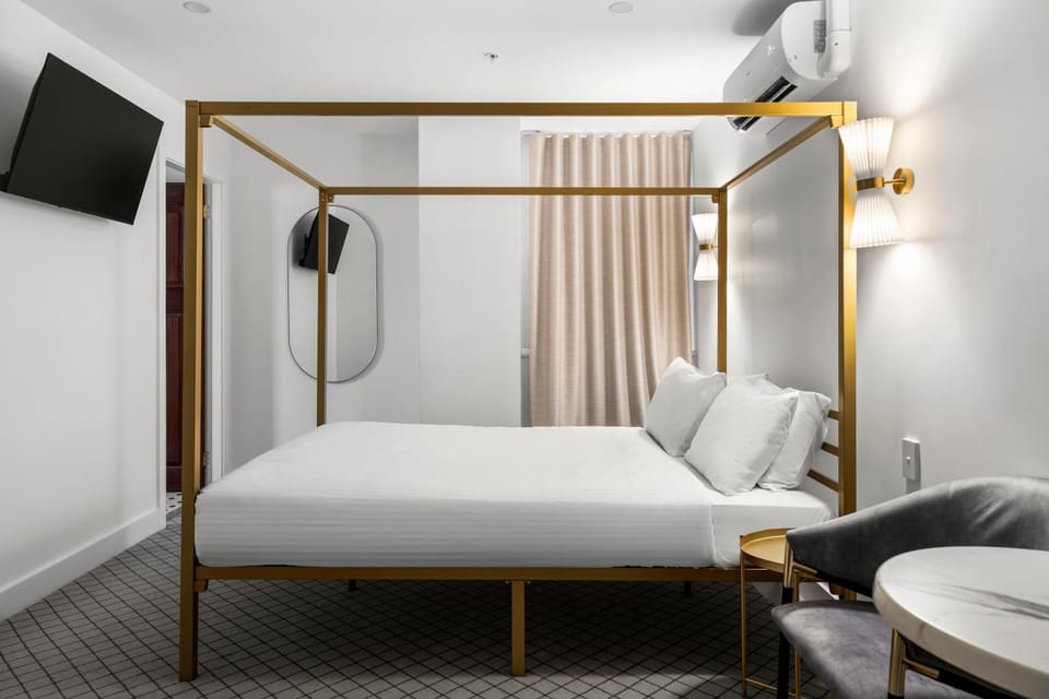 Bed, TV and multimedia, Living room, Photo of the whole room, Seating area, Bedroom, air conditioner