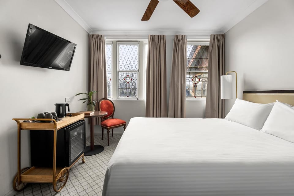 Bed, TV and multimedia, Photo of the whole room, Bedroom