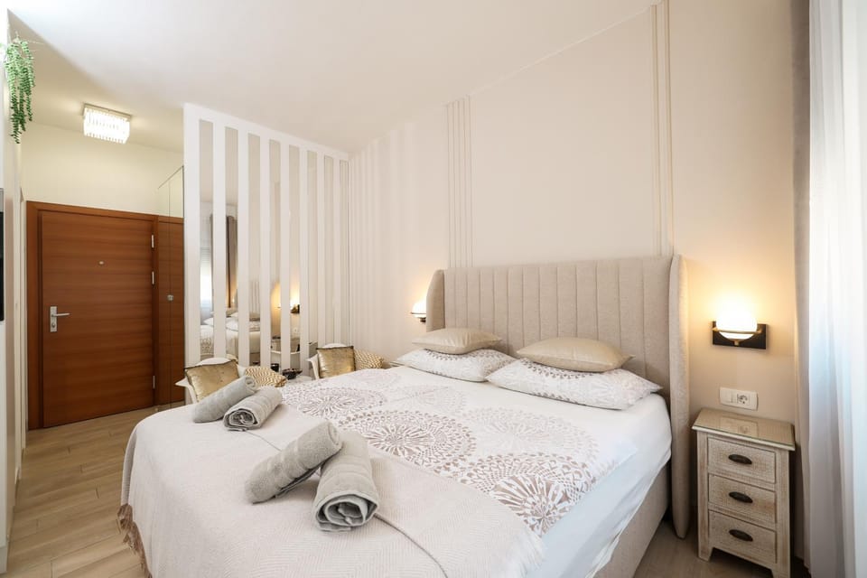 Bed, Bedroom, towels