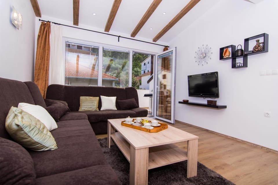 Communal lounge/ TV room, Living room, Seating area