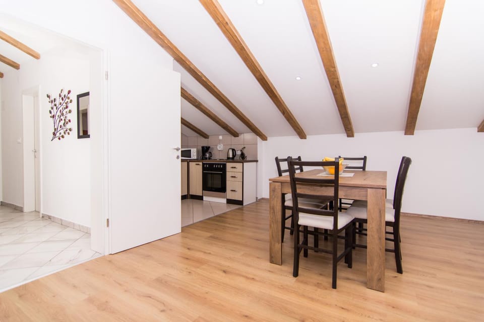Kitchen or kitchenette, Dining area, minibar, pet friendly, stove