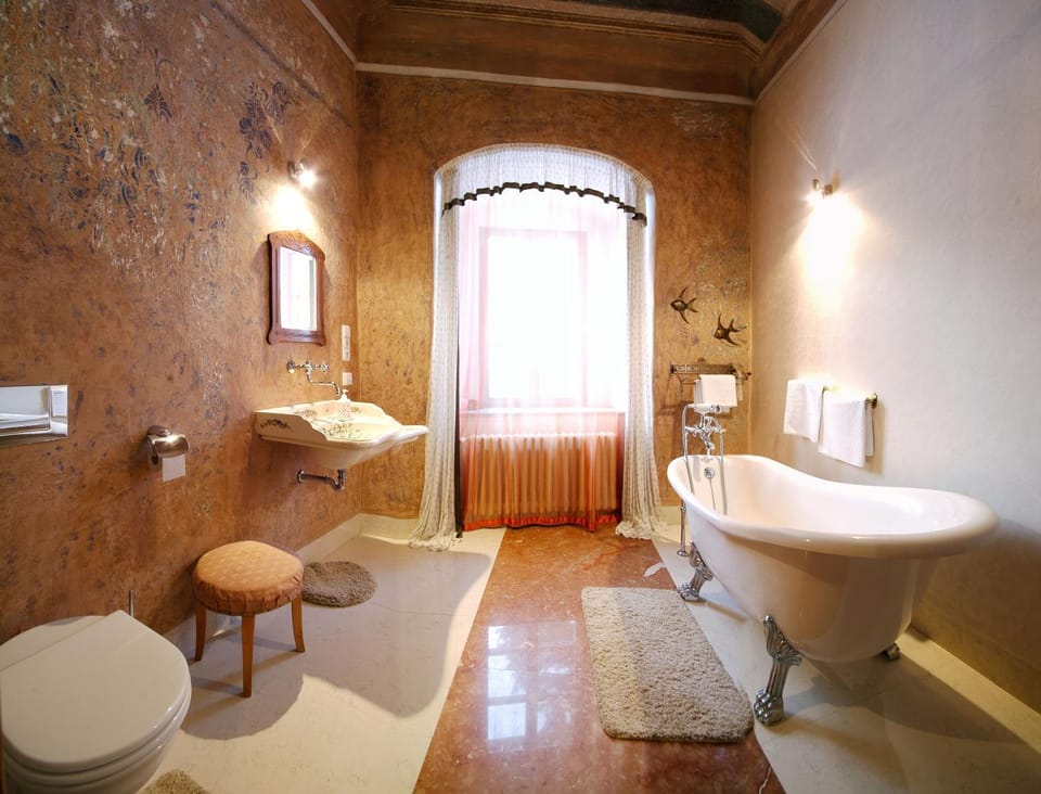 Bathroom, Photo of the whole room, Decorative detail, On site